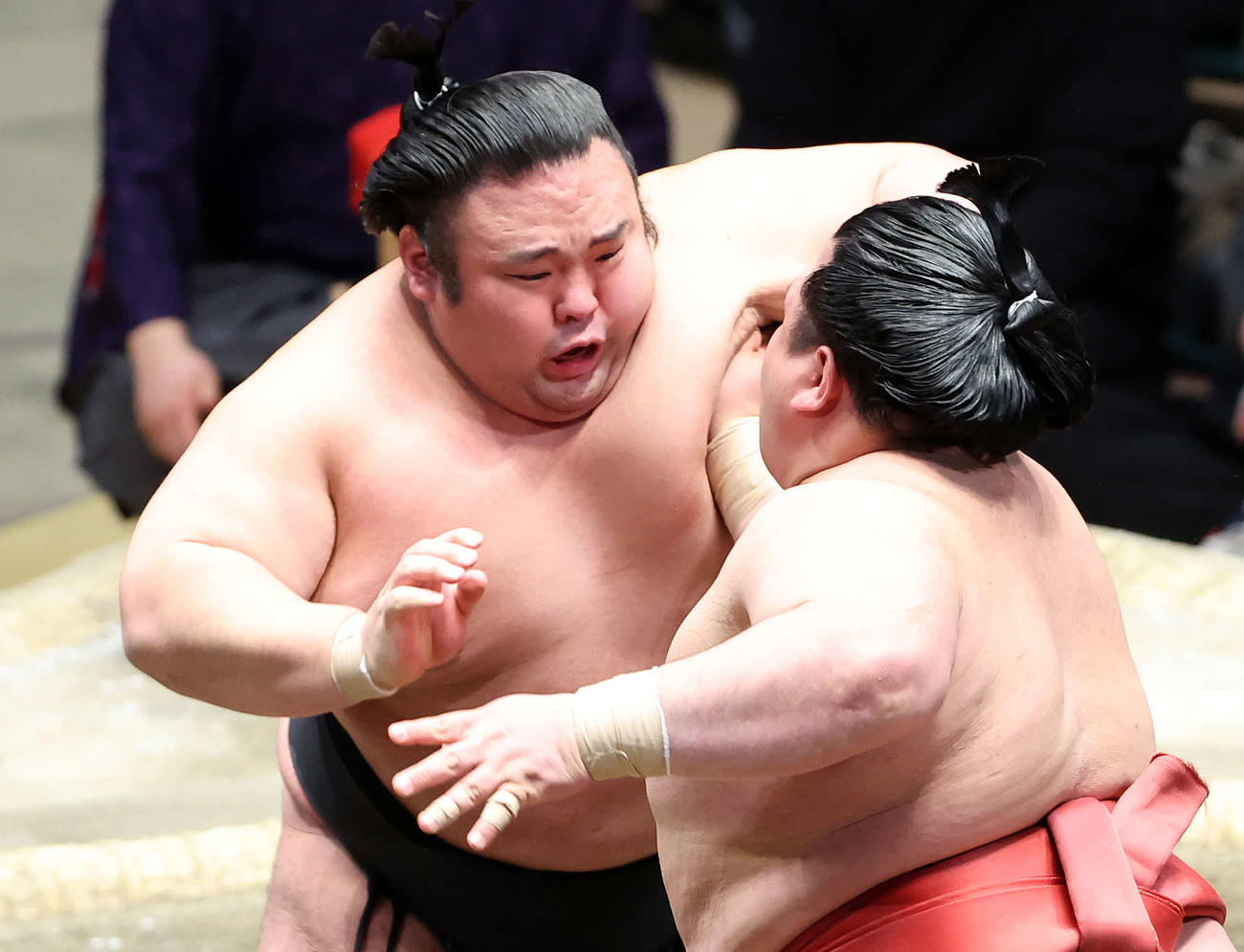 阿武咲（右）の攻めを耐える貴景勝（撮影・鈴木正人）