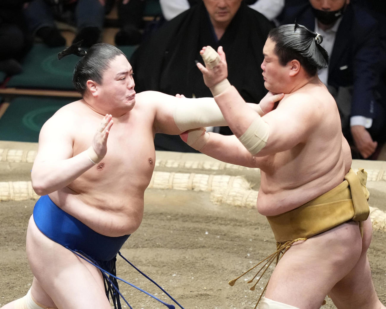 輝（右）を張り手で攻め込む一山本（撮影・狩俣裕三）
