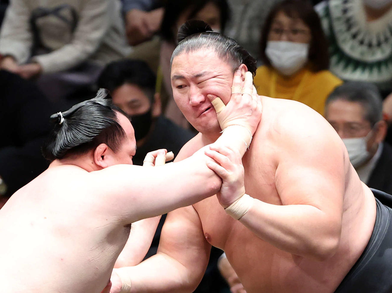千代翔馬（左）の攻めを耐える東龍（撮影・鈴木正人）