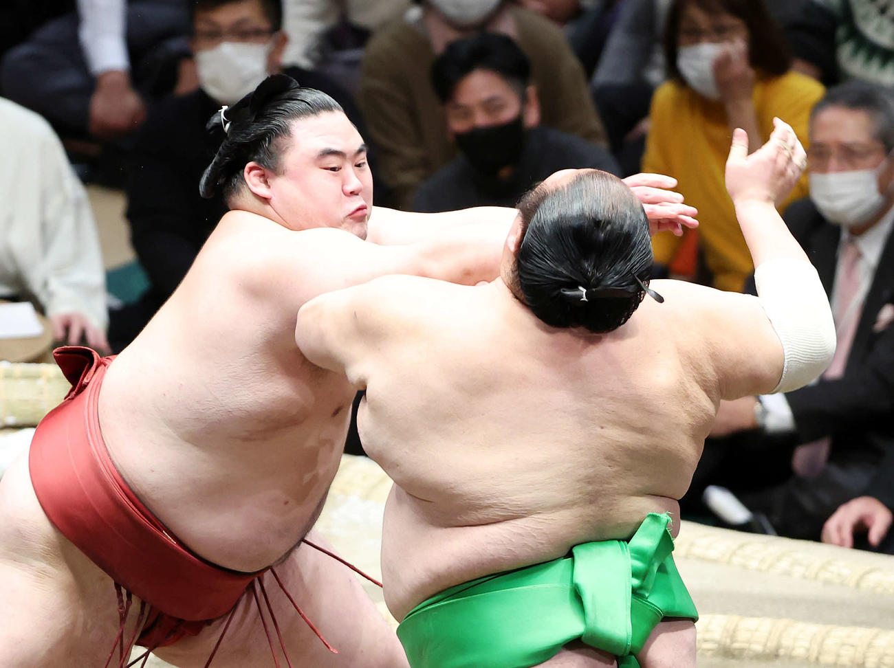 千代丸（右）を攻める隆の勝（撮影・鈴木正人）