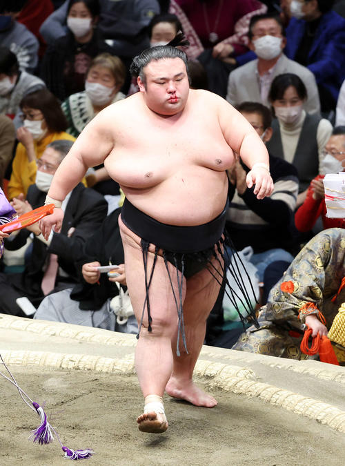 阿武咲を押し出しで破った貴景勝（撮影・鈴木正人）
