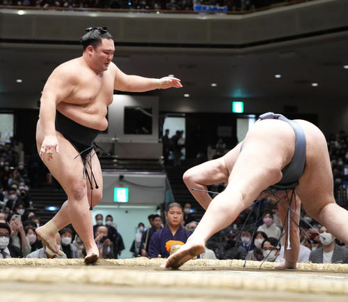 朝乃山（左）は金峰山を突き落としで破る（撮影・小沢裕）