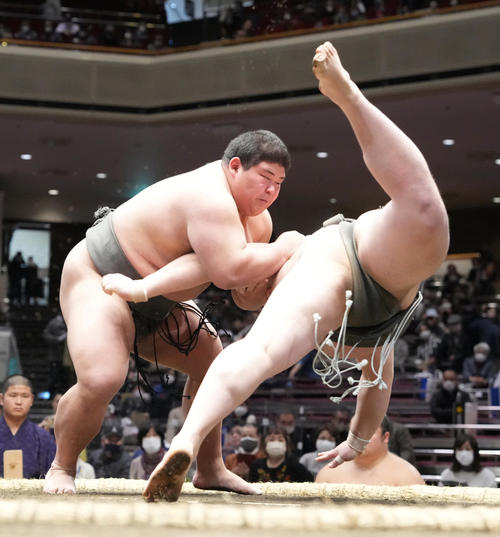 落合（左）は風賢央を突き落としで破り幕下優勝を決める（撮影・小沢裕）