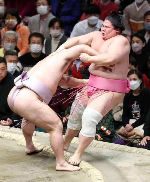 琴恵光（左）に寄り倒しで敗れる宇良（撮影・鈴木正人）