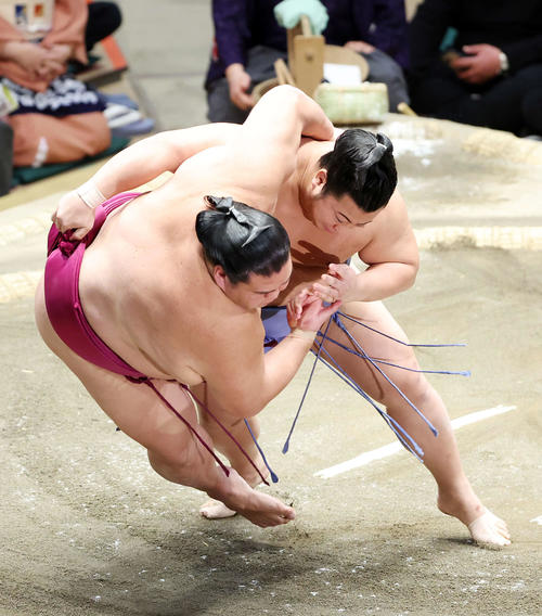御嶽海（左）を下手投げで破る翔猿（撮影・鈴木正人）