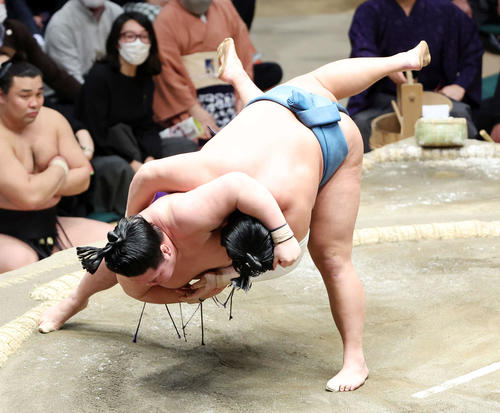 明生（左）をすくい投げで破る錦富士（撮影・鈴木正人）
