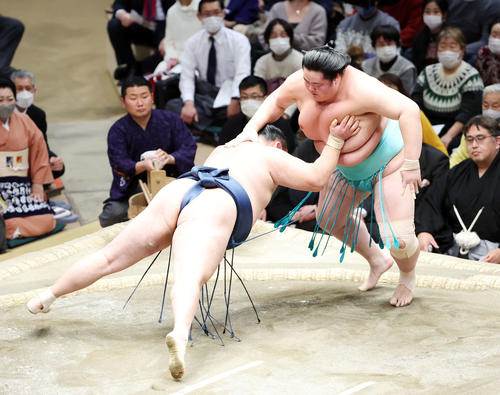 玉鷲（左）をはたき込みで破る琴ノ若（撮影・鈴木正人）