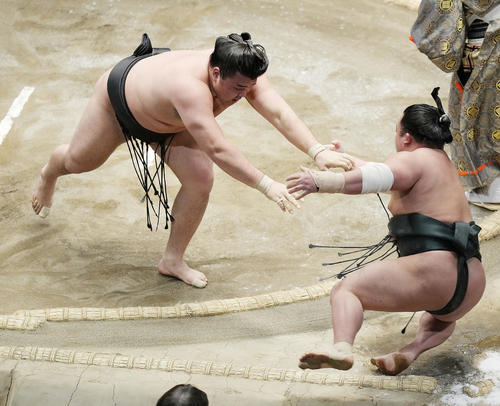 翠富士（右）を寄り倒しで破る霧馬山（撮影・狩俣裕三）