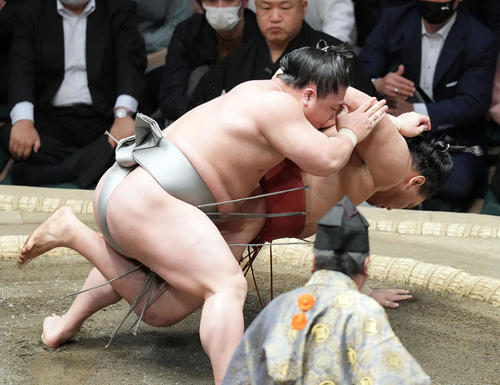 すくい投げで豊昇龍（右）を破る若隆景（撮影・狩俣裕三）