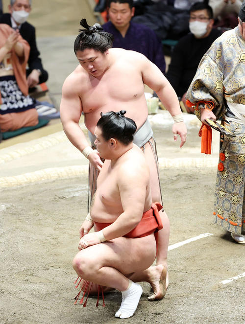 豊昇龍（手前）をすくい投げで破った若隆景（撮影・鈴木正人）