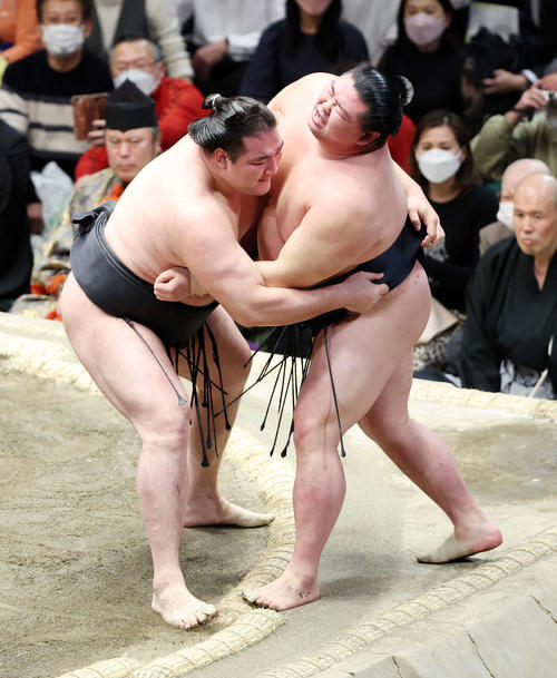 正代（右）を寄り切りで破る竜電（撮影・鈴木正人）