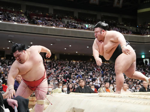 貴景勝（右）は押し出しで阿武咲を破る（撮影・小沢裕）