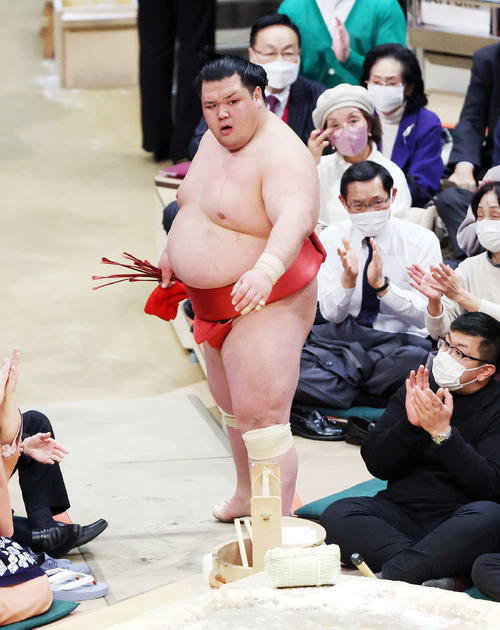 貴景勝に押し出しで敗れ土俵を引き揚げる阿武咲（撮影・鈴木正人）