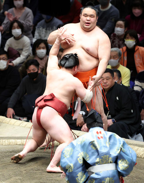 水戸龍（後方）を突き出しで破る炎鵬（撮影・鈴木正人）
