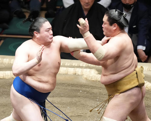 輝（右）を張り手で攻め込む一山本（撮影・狩俣裕三）