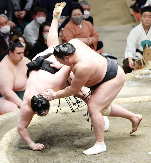 千代翔馬（左）を上手投げで破る東龍（撮影・鈴木正人）