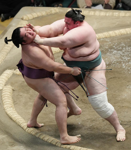 遠藤（左）を押し倒しで破る碧山（撮影・狩俣裕三）
