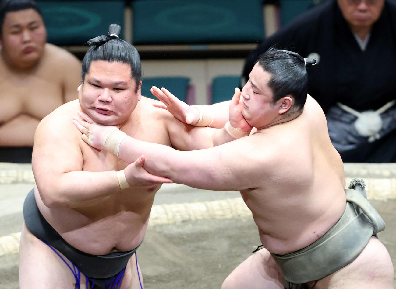 若ノ勝（右）の攻めを耐える魁禅（撮影・鈴木正人）