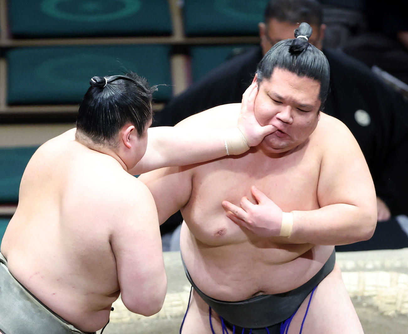 若ノ勝（左）の攻めを耐える魁禅（撮影・鈴木正人）