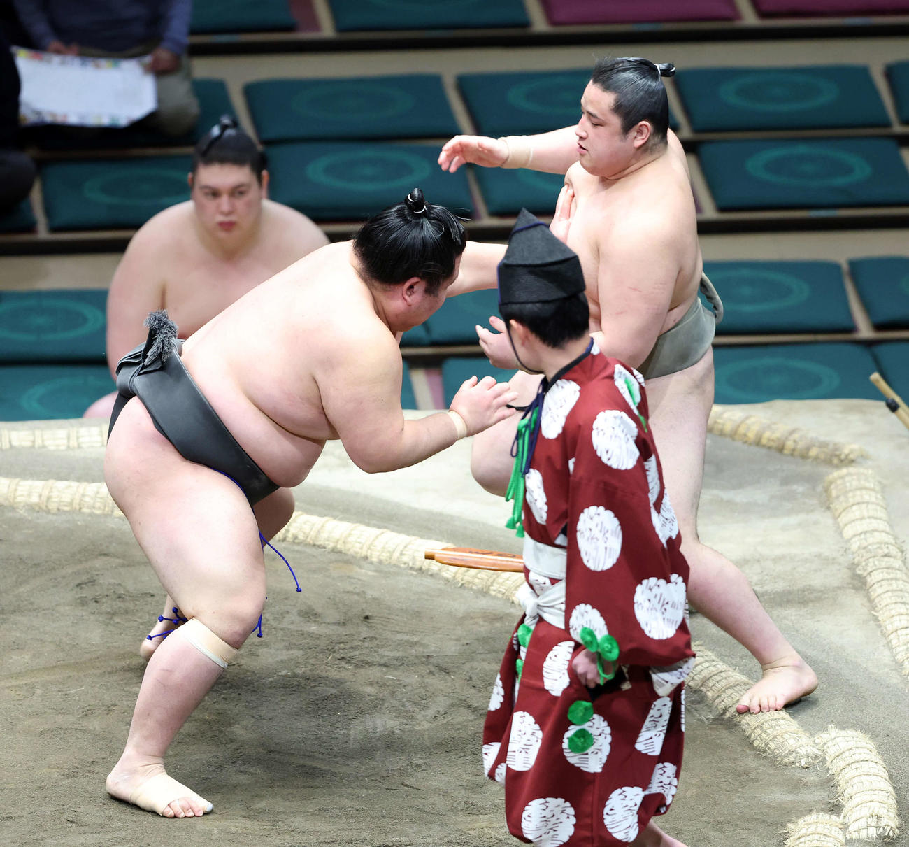 若ノ勝（右）を押し出しで破る魁禅（撮影・鈴木正人）