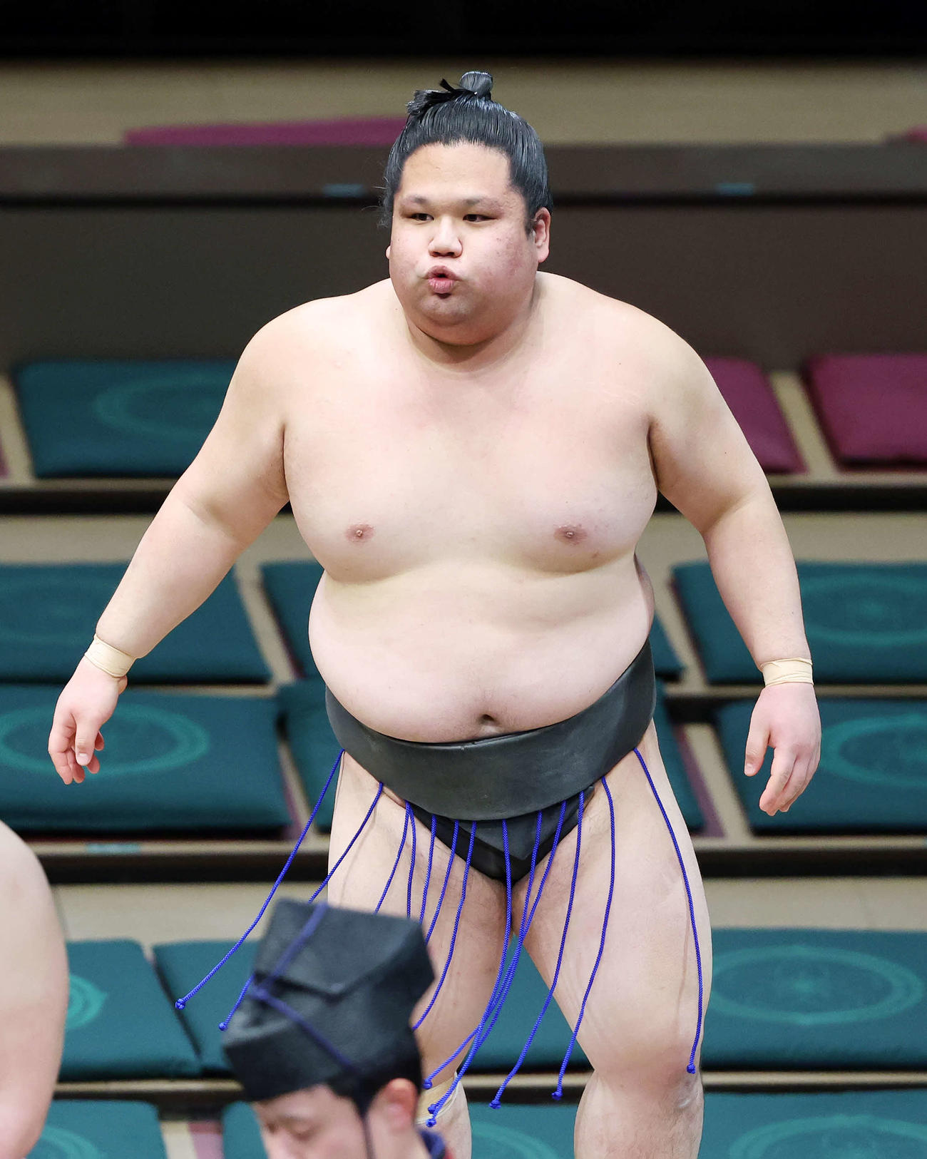 若ノ勝を押し出しで破り三段目優勝を決めた魁禅（撮影・鈴木正人）