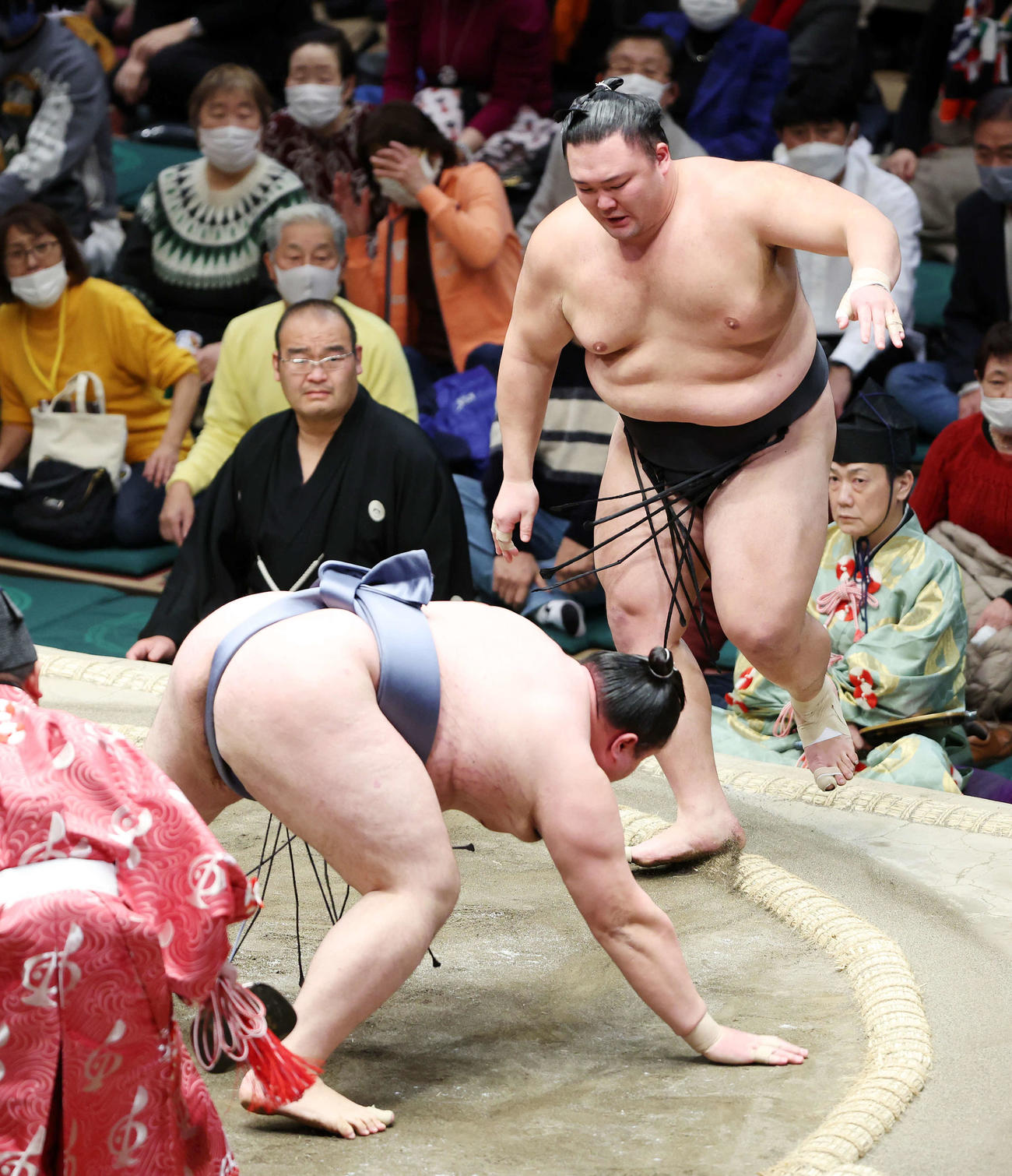 金峰山（左）を突き落としで破る朝乃山（撮影・鈴木正人）