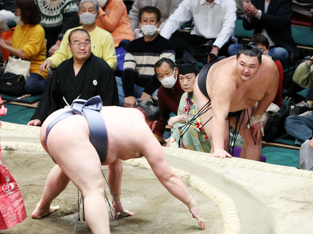 金峰山（左）を突き落としで破った朝乃山（撮影・鈴木正人）