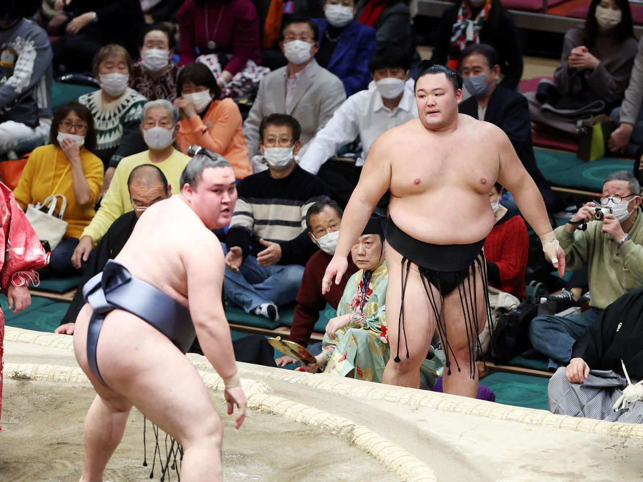 金峰山（左）を突き落としで破った朝乃山（撮影・鈴木正人）