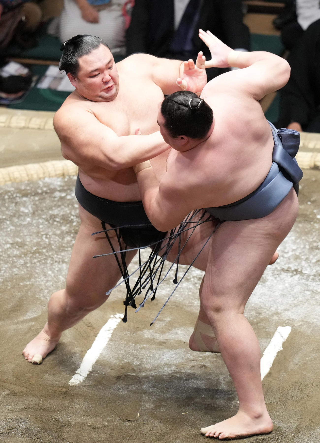 金峰山（右）を果敢に攻める朝乃山（撮影・狩俣裕三）