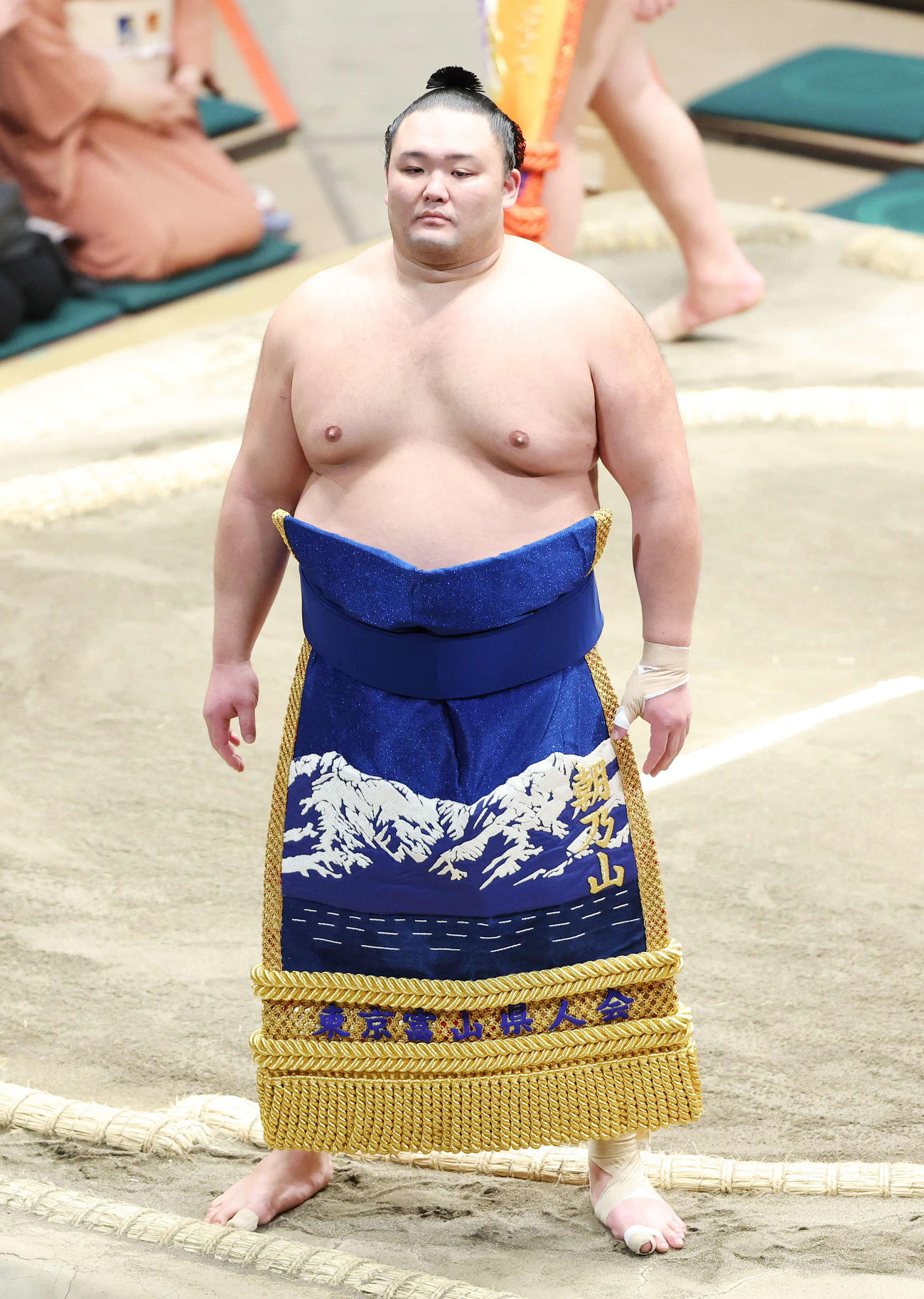 土俵入りする朝乃山（撮影・鈴木正人）