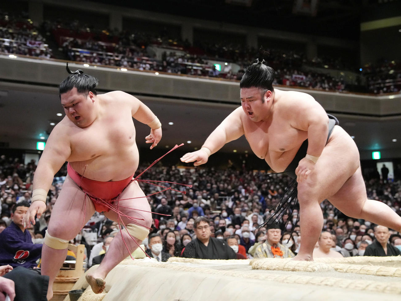 貴景勝（右）は押し出しで阿武咲を破る（撮影・小沢裕）