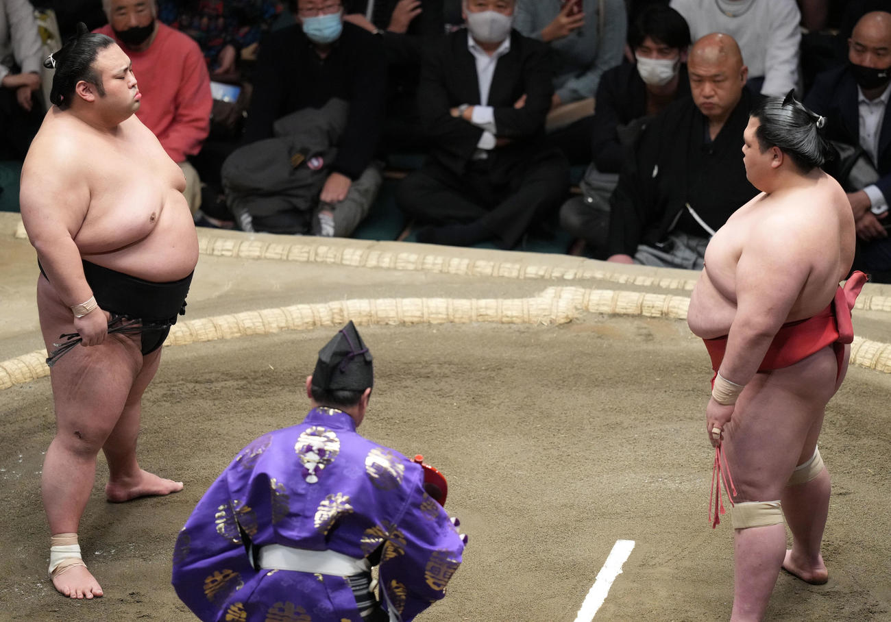 立ち会い前ににらみ合う貴景勝（左）と阿武咲（撮影・狩俣裕三）