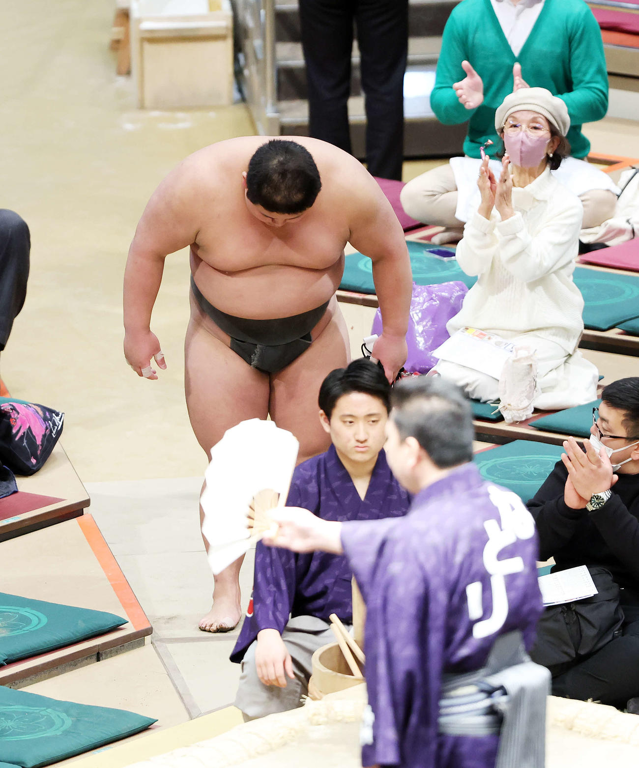 土俵に一礼し引き揚げる落合（撮影・鈴木正人）