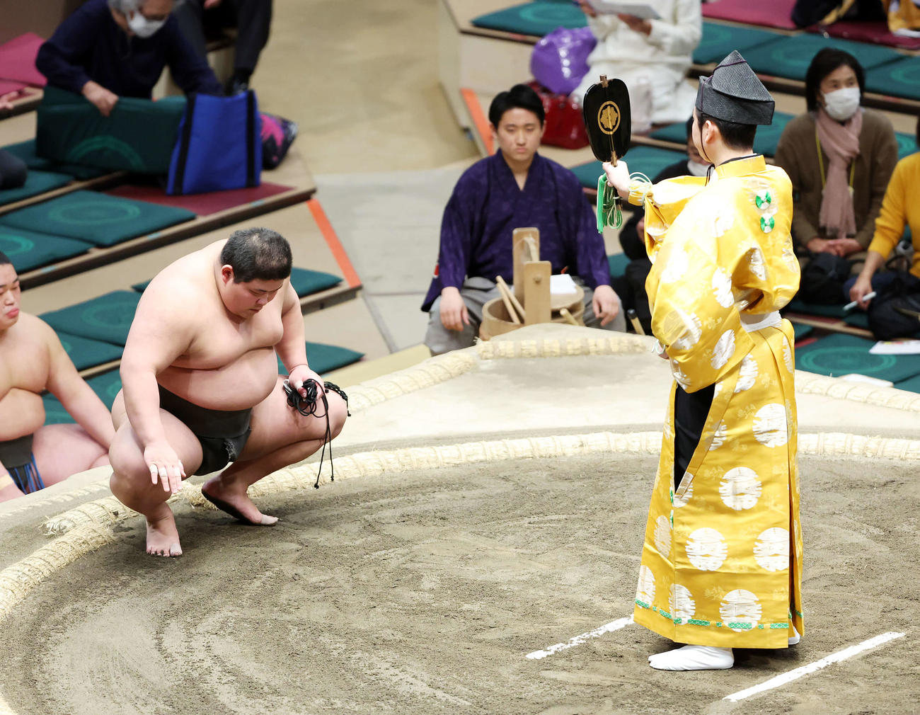 風賢央を突き落としで破り勝ち名乗りを受ける落合（撮影・鈴木正人）