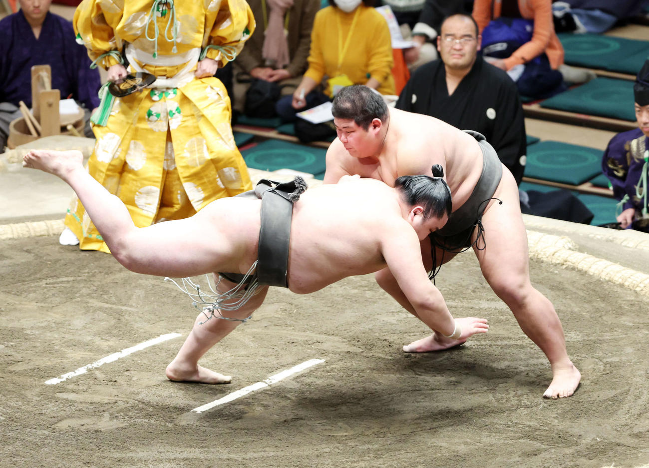風賢央（手前）を突き落としで破る落合（撮影・鈴木正人）