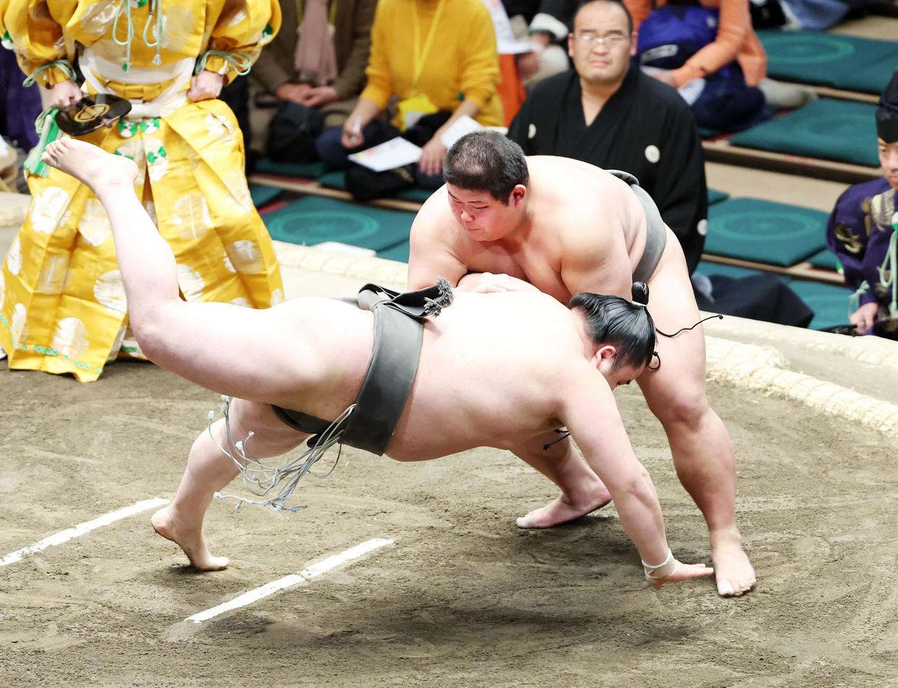 風賢央（手前）を突き落としで破る落合（撮影・鈴木正人）