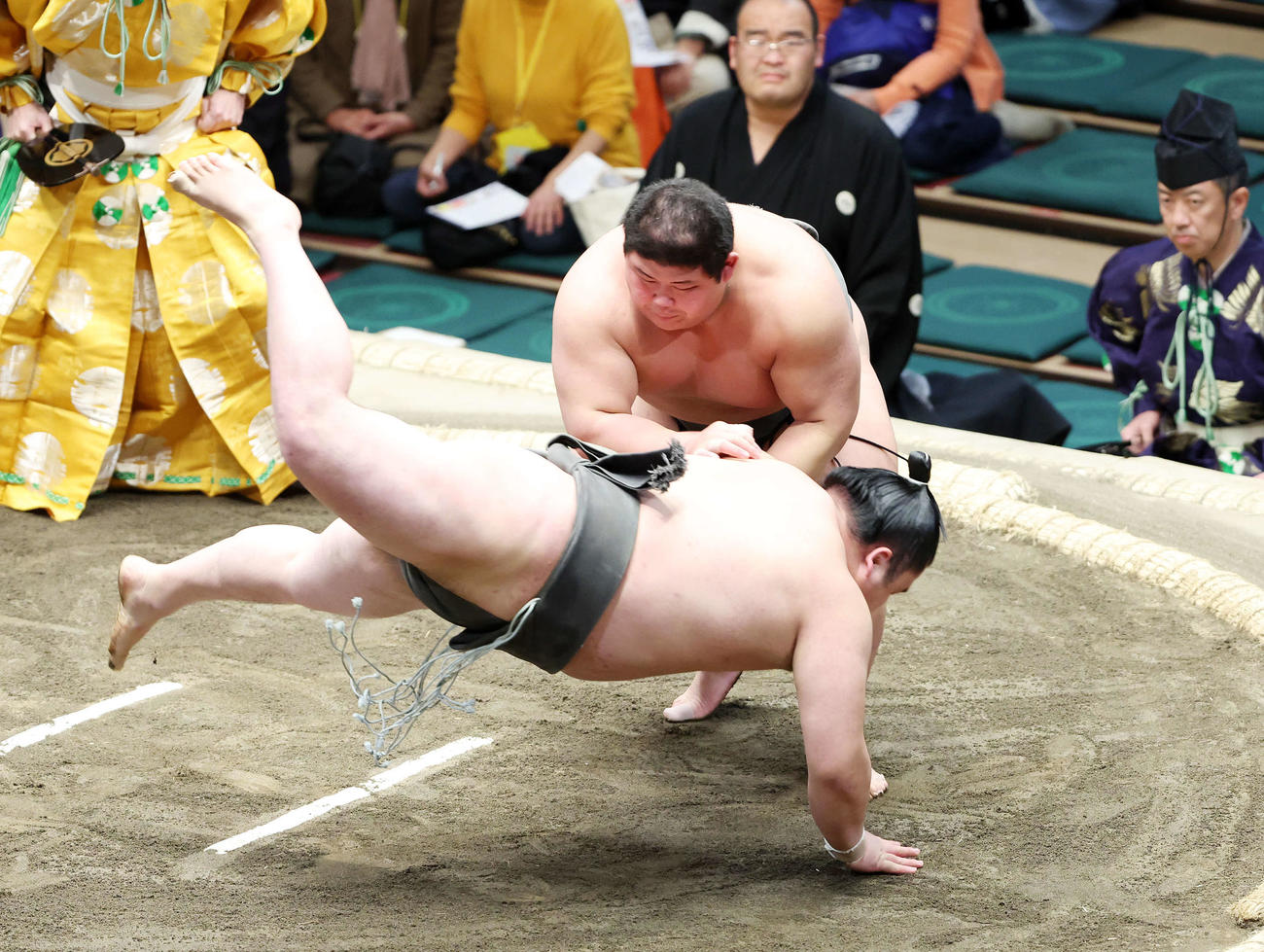 風賢央（手前）を突き落としで破る落合（撮影・鈴木正人）