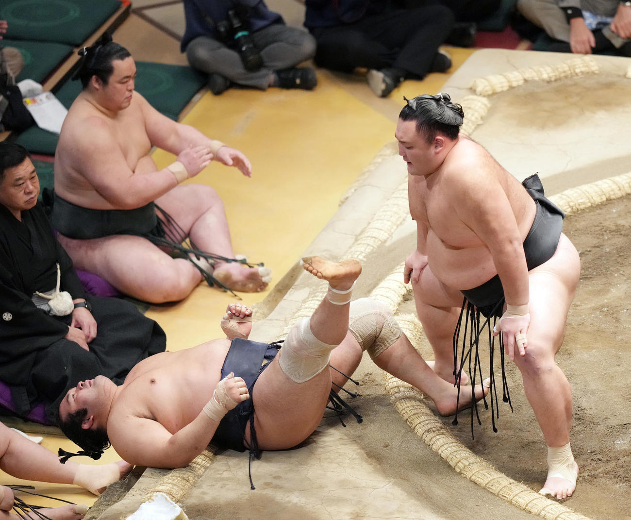 千代の国（左）を寄り倒しで破る（撮影・狩俣裕三）