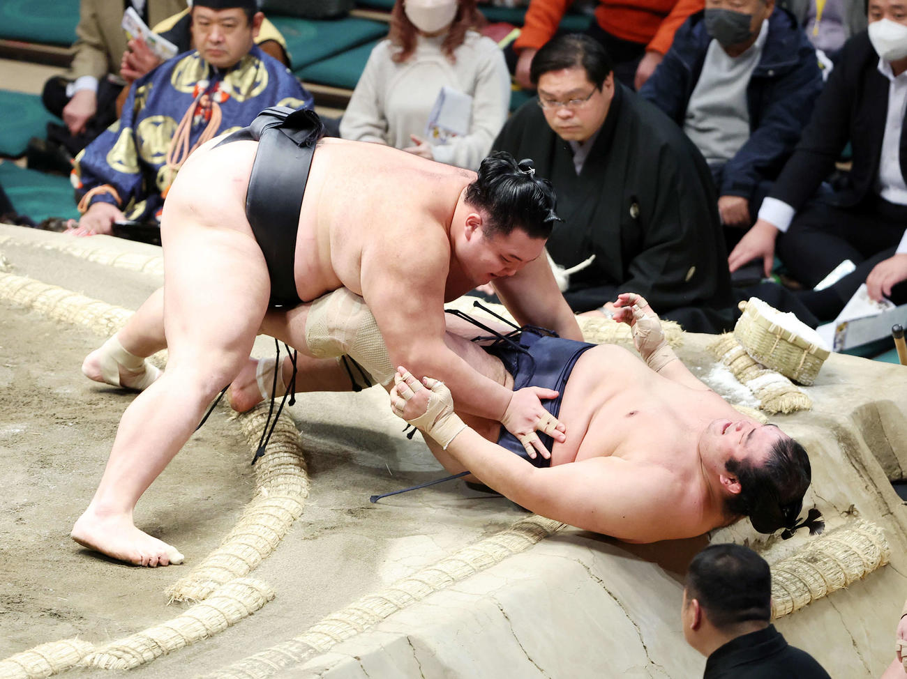 千代の国（右）を寄り倒しで破る朝乃山（撮影・鈴木正人）