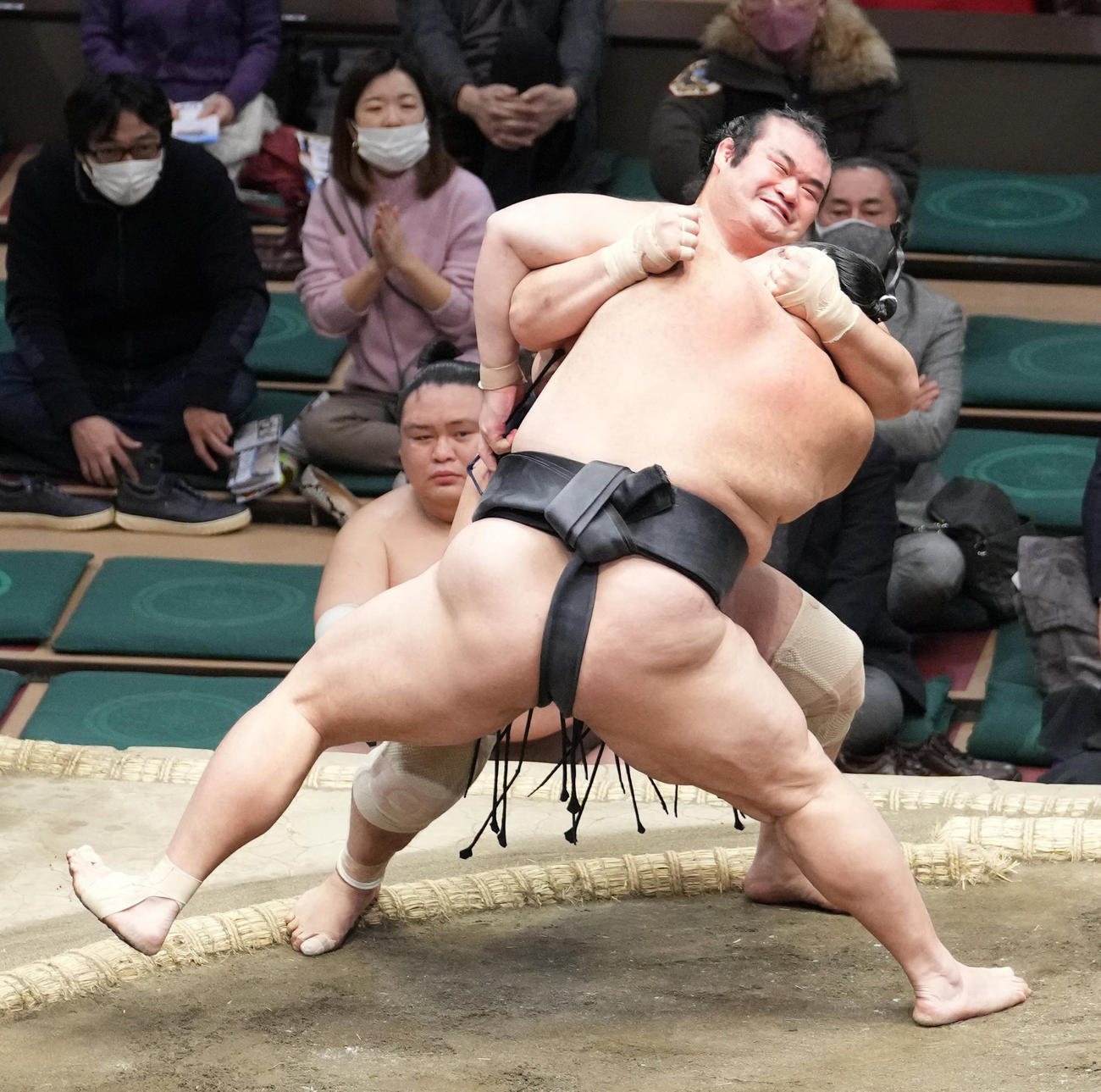 大相撲初場所14日目、千代の国（奥）を寄り倒しで破る朝乃山＝2023年1月21日　（撮影・小沢裕）