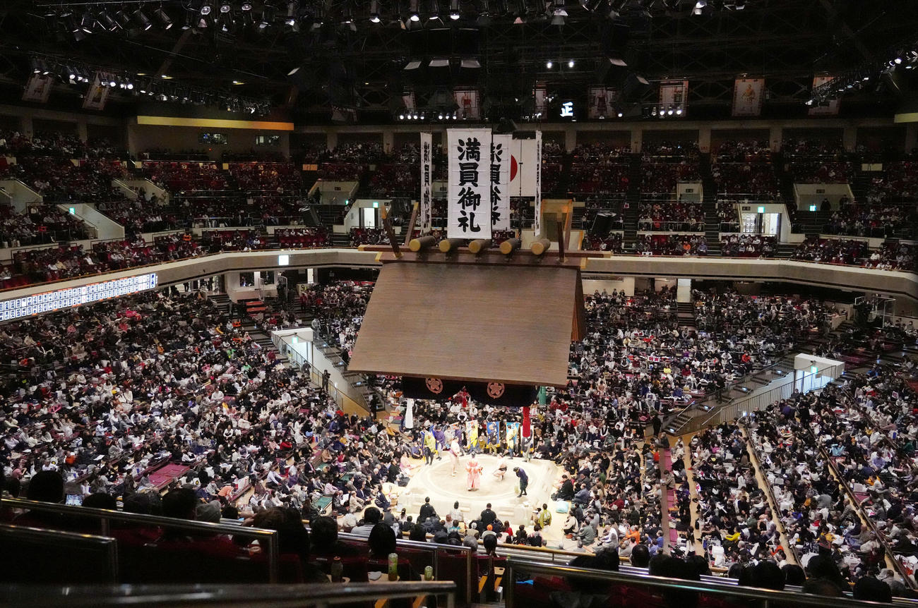 満員御礼の初場所14日目（撮影・狩俣裕三）