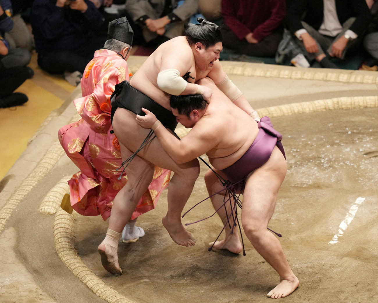 阿炎（中央）を寄り切りで破る遠藤（撮影・狩俣裕三）