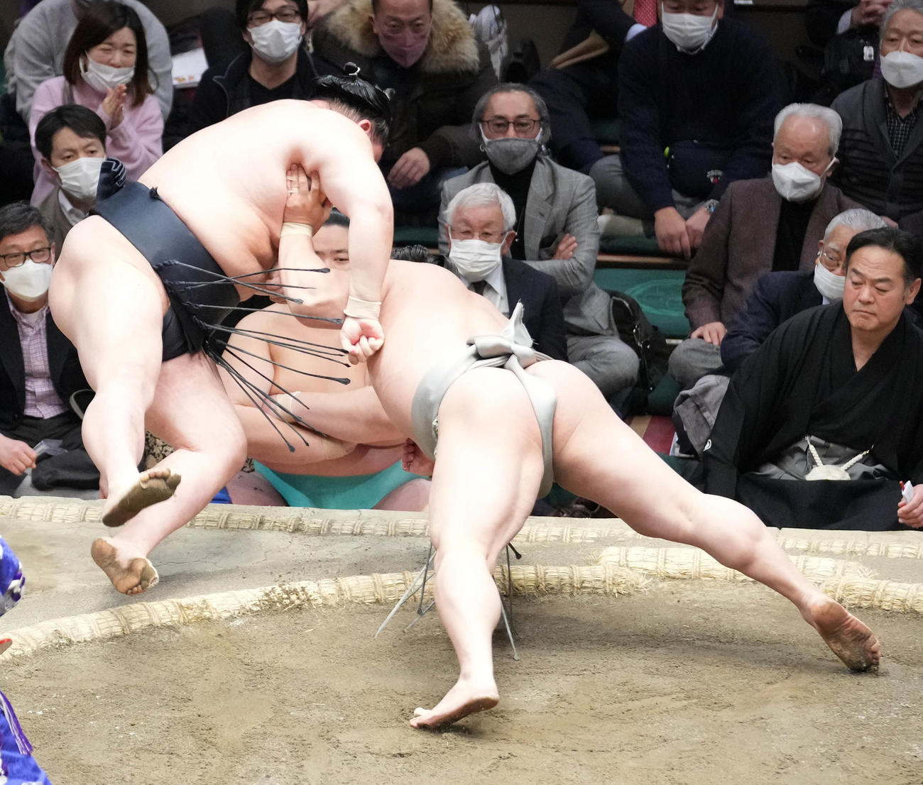 若隆景（右）は正代を押し倒しで破る（撮影・小沢裕）