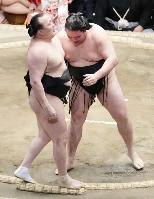 竜電（右）は寄り切りで竜電を破る（撮影・小沢裕）