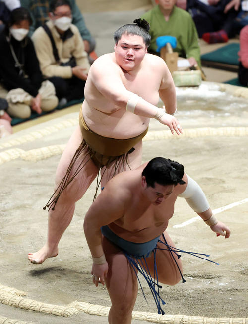錦富士（下）を押し出しで破る王鵬（撮影・鈴木正人）
