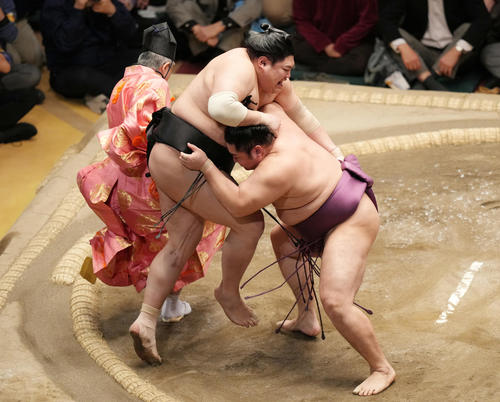 阿炎（中央）を寄り切りで破る遠藤（撮影・狩俣裕三）