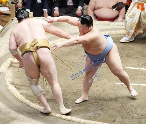 翔猿（右）は輝を送り出しで破る（撮影・小沢裕）