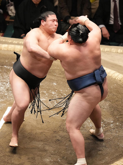 玉鷲（右）を押し出しで破る若元春（撮影・狩俣裕三）