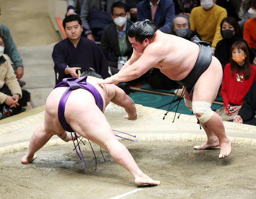 明生（左）をはたき込みで破る妙義龍（撮影・鈴木正人）