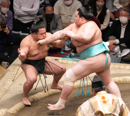 翠富士（左）を突き出しで破る琴ノ若（撮影・狩俣裕三）